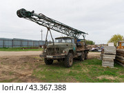 Мобильная буровая установка на шасси старого автомобиля ЗИЛ-131 для бурения скважин с питьевой водой, Волгоградская область, Россия (2024 год). Редакционное фото, фотограф Андрей Цыганков / Фотобанк Лори