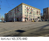 Пятиэтажный трёхподъездный кирпичный жилой дом серии II-03. Построен в 1955 году. Первомайская улица, 35/18. Район Измайлово. Город Москва (2024 год). Редакционное фото, фотограф lana1501 / Фотобанк Лори