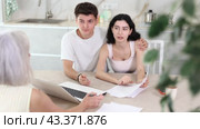 Insurance agent explaining conditions of insurance in home interior. Стоковое видео, видеограф Яков Филимонов / Фотобанк Лори