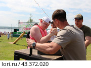 Армрестлинг праздник Сабантуй. Кто кого? (2024 год) Редакционное фото, фотограф хохрякова альбина накиповна / Фотобанк Лори