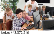 Group of students working at computer in classroom. Стоковое видео, видеограф Яков Филимонов / Фотобанк Лори