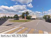 Начало Центрального проспекта Зеленограда. Дорожная разметка на асфальте, дорожные знаки, голубое небо, белые облака (2024 год). Стоковое фото, фотограф Сергей Никифоров-Гордеев / Фотобанк Лори