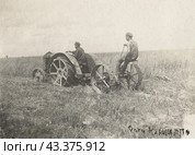 Тракторная сенокосилка. Советский трактор «Фордзон-Путиловец» СССР 20-е гг. Стоковое фото, фотограф Retro / Фотобанк Лори
