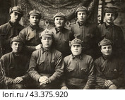 Групповое фото красноармейцев в будёновках на фоне ковра (1935-1940гг) Стоковое фото, фотограф Retro / Фотобанк Лори
