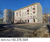 Пятиэтажный трёхподъездный кирпичный жилой дом серии II-03. Построен в 1955 году. Первомайская улица, 35/18. Район Измайлово. Город Москва (2024 год). Редакционное фото, фотограф lana1501 / Фотобанк Лори