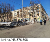 Пятиэтажный семиподъездный кирпичный жилой дом, построен в 1955 году. Измайловский бульвар, 11/31. Район Измайлово. Город Москва (2024 год). Редакционное фото, фотограф lana1501 / Фотобанк Лори