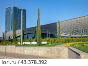 Здание современного отеля Hilton. Ташкент, Узбекистан (2022 год). Редакционное фото, фотограф Анна Карасева / Фотобанк Лори