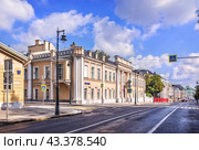 Улица Пречистенка, Усадьба А.Т. Ржевского – Лихачёвых – М. Филиппа, Москва (2023 год). Стоковое фото, фотограф Baturina Yuliya / Фотобанк Лори