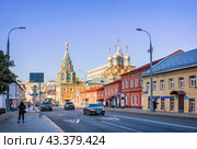 Улица Большая Полянка,  дома и усадьбы, Григориевская церковь, Москва (2023 год). Редакционное фото, фотограф Baturina Yuliya / Фотобанк Лори