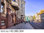 Улица Большая Полянка, доходный дом Якова Демента, Москва (2023 год). Стоковое фото, фотограф Baturina Yuliya / Фотобанк Лори