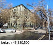 Пятиэтажное административно-офисное здание. Построено в 1952 году. 12-я Парковая улица, 5. Район Восточное Измайлово. Город Москва (2024 год). Редакционное фото, фотограф lana1501 / Фотобанк Лори