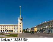 Город Ангарск, Иркутская область, Россия. Вид на красивое высокое здание часовой башни со шпилем (Главпочтамт). Архитектурная достопримечательность в историческом центре Ангарска. Редакционное фото, фотограф Андрей Степанов / Фотобанк Лори