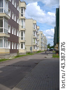 Улица в новом жилом комплексе (2024 год). Стоковое фото, фотограф MК / Фотобанк Лори