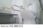 Общественный туалет для малоподвижных граждан public toilet for sedentary citizens. Стоковое видео, видеограф Опока Алексей / Фотобанк Лори