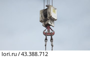 Строительный крюк, тросы подвешены  Construction hook, ropes suspended. Стоковое видео, видеограф Опока Алексей / Фотобанк Лори