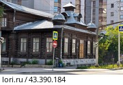 Город Екатеринбург. Институт медицинских клеточных технологий (Особняк Семеновой Е. А.). Улица Карла Маркса, дом 22А (2016 год). Стоковое фото, фотограф Александр Тараканов / Фотобанк Лори