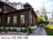 Город Екатеринбург. Институт медицинских клеточных технологий (Особняк Семеновой Е. А.) на пересечении улиц Белинского и Карла Маркса (2016 год). Стоковое фото, фотограф Александр Тараканов / Фотобанк Лори