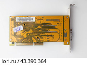 Ретро видеокарта на чипе Riva 128ZX от Nvidia 8 мегабайт слот AGP x2. Стоковое фото, фотограф Станислав Кноп / Фотобанк Лори
