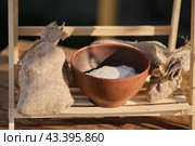 Salt extraction in a retro salt factory. Salt in a clay pot extracted for sale. Стоковое фото, фотограф Андрей Журавлев / Фотобанк Лори