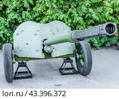 57-мм противотанковая пушка М-16-2. Опытный образец 1946 года. СССР. Экспозиция боевой техники в музее Парка Победы в Москве. Техника времен Второй мировой войны (2024 год). Редакционное фото, фотограф Константин Григорьев / Фотобанк Лори