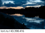 Фиолетовая река Ока, розовый закат, рыбаки, вытащили удочки, чтобы рыба не утащила их за ночь. Рязанская область, Россия. Стоковое фото, фотограф Александр Пеньков / Фотобанк Лори