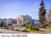 Улица Большая Полянка, дома, бизнес-центр, Якиманский сквер, Москва (2023 год). Редакционное фото, фотограф Baturina Yuliya / Фотобанк Лори