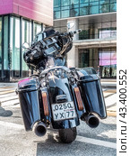 Harley davidson flhxse motorbike in black color. American motorcycle bagger cruiser parked on city street (2024 год). Редакционное фото, фотограф Константин Григорьев / Фотобанк Лори