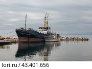 Судно на берегу (2023 год). Редакционное фото, фотограф Сергей Наставчук / Фотобанк Лори