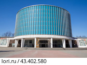 Музей-панорама «Бородинская битва», Москва, Россия. Вид на здание музея. На фасаде надпись «Музей-панорама Бородинская битва» и имена героев Отечественной войны 1812 года. Редакционное фото, фотограф Андрей Степанов / Фотобанк Лори
