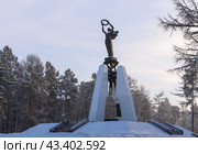 Мемориал Славы, город Нерюнгри, Республика Саха (Якутия), Россия. Памятник, посвящённый участникам Великой Отечественной войны и локальных конфликтов. Бронзовая фигура Богини Ники, которая вздымает лавровый венок в честь участников всех войн. Монумент был открыт 9 мая 2005 года в Городском парке имени Г. И. Чиряева. (2024 год). Редакционное фото, фотограф Андрей Степанов / Фотобанк Лори