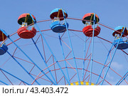 Аттракцион кольцо обозрения на фоне голубого неба. Ferris wheel with space for text. Стоковое фото, фотограф Татьяна Д / Фотобанк Лори