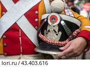 Форма солдата французской армии 1812 года во время военной реконструкции в городе Москве, Россия (2024 год). Редакционное фото, фотограф Николай Винокуров / Фотобанк Лори