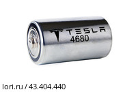 New Tesla 4680 battery cell, St. Petersburg, Russia, January 6, 2022. Стоковое фото, фотограф Владимир Григорьев / Фотобанк Лори