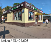 Кофейня Coffee Hit. Торговый павильон. Первомайская улица, 73, строение 4. Район Измайлово. Город Москва (2023 год). Редакционное фото, фотограф lana1501 / Фотобанк Лори