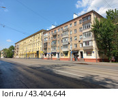 Пятиэтажный кирпичный жилой дом (1954 г.). Первомайская улица, 69. Пятиэтажный кирпичный жилой дом серии I-511/25БИ (1961 г.). Первомайская улица, 73. Москва (2023 год). Редакционное фото, фотограф lana1501 / Фотобанк Лори