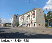 Пятиэтажный трёхподъездный кирпичный жилой дом серии II-03. Построен в 1955 году. Первомайская улица, 35/18. Район Измайлово. Город Москва (2023 год). Редакционное фото, фотограф lana1501 / Фотобанк Лори