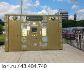 Уличный общественный туалет. Уральская улица. Москва (2023 год). Редакционное фото, фотограф lana1501 / Фотобанк Лори