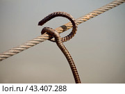 Узелок из арматурины на тросу. Стоковое фото, фотограф Максим Романцев / Фотобанк Лори