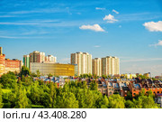 Школа 800, таунхаусы и высотные многоквартирные дома на холме (Верхние Печёры, Нижний Новгород) (2024 год). Стоковое фото, фотограф Илья Старков / Фотобанк Лори