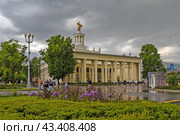 Павильон №18. Выставочно-торговый центр Республики Беларусь. ВДНХ в городе Москве после прошедшего ливня и грозы (2024 год). Редакционное фото, фотограф Румянцева Наталия / Фотобанк Лори