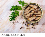 Smoked sprats in oil. Стоковое фото, фотограф Яков Филимонов / Фотобанк Лори