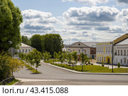 Город Валдай, Новгородская область, Россия. Вид на площадь Свободы. Исторический центр Валдая. Благоустроенные улицы в небольшом русском провинциальном городе. Путешествия и туризм в России. Стоковое фото, фотограф Андрей Степанов / Фотобанк Лори