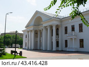 Красивый фасад отреставрированного здания бывшего кинотеатра Победа, теперь здесь будет детский театр. Волгоград, Центральный район, Россия. (2024 год). Редакционное фото, фотограф Андрей Цыганков / Фотобанк Лори