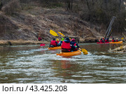 People of age have a springtime vacation in nature. Kayaking in the spring. Active weekend pastime. Sports tourism. (2022 год). Редакционное фото, фотограф Zima Nadezhda / Фотобанк Лори