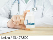 Essential supplement iodine, iodum for human. doctor recommends taking iodine, iodum. doctor talks about Benefits of iodine, iodum. I Health Concept. Стоковое фото, фотограф Павел Муравьев / Фотобанк Лори