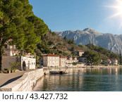 Beautiful mediterranean landscape - town Perast, Kotor bay, Boka Kotorska, Montenegro. Beautiful view of Perast town in Kotor bay, Montenegro. Famous travel destination. (2021 год). Редакционное фото, фотограф Павел Муравьев / Фотобанк Лори
