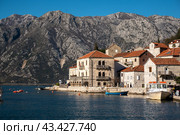 Beautiful mediterranean landscape - town Perast, Kotor bay, Boka Kotorska, Montenegro. Beautiful view of Perast town in Kotor bay, Montenegro. Famous travel destination (2021 год). Редакционное фото, фотограф Павел Муравьев / Фотобанк Лори