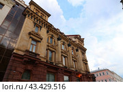 Московский Международный торгово-промышленный банк Л.С. Полякова. Улица Рождественка, 8/15 строение 3 (2024 год). Редакционное фото, фотограф Константин Григорьев / Фотобанк Лори