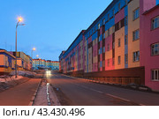 Город Анадырь, Чукотка, Дальний Восток России. Улица Ленина. Вид на ночную улицу в северном городе. Городской пейзаж с разноцветными жилыми домами. Светлые весенние ночи на Крайнем Севере России в Арктике. Стоковое фото, фотограф Андрей Степанов / Фотобанк Лори
