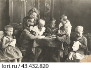 Детский сад, 1936 год. Обучение письму и шитью. Стоковое фото, фотограф Retro / Фотобанк Лори